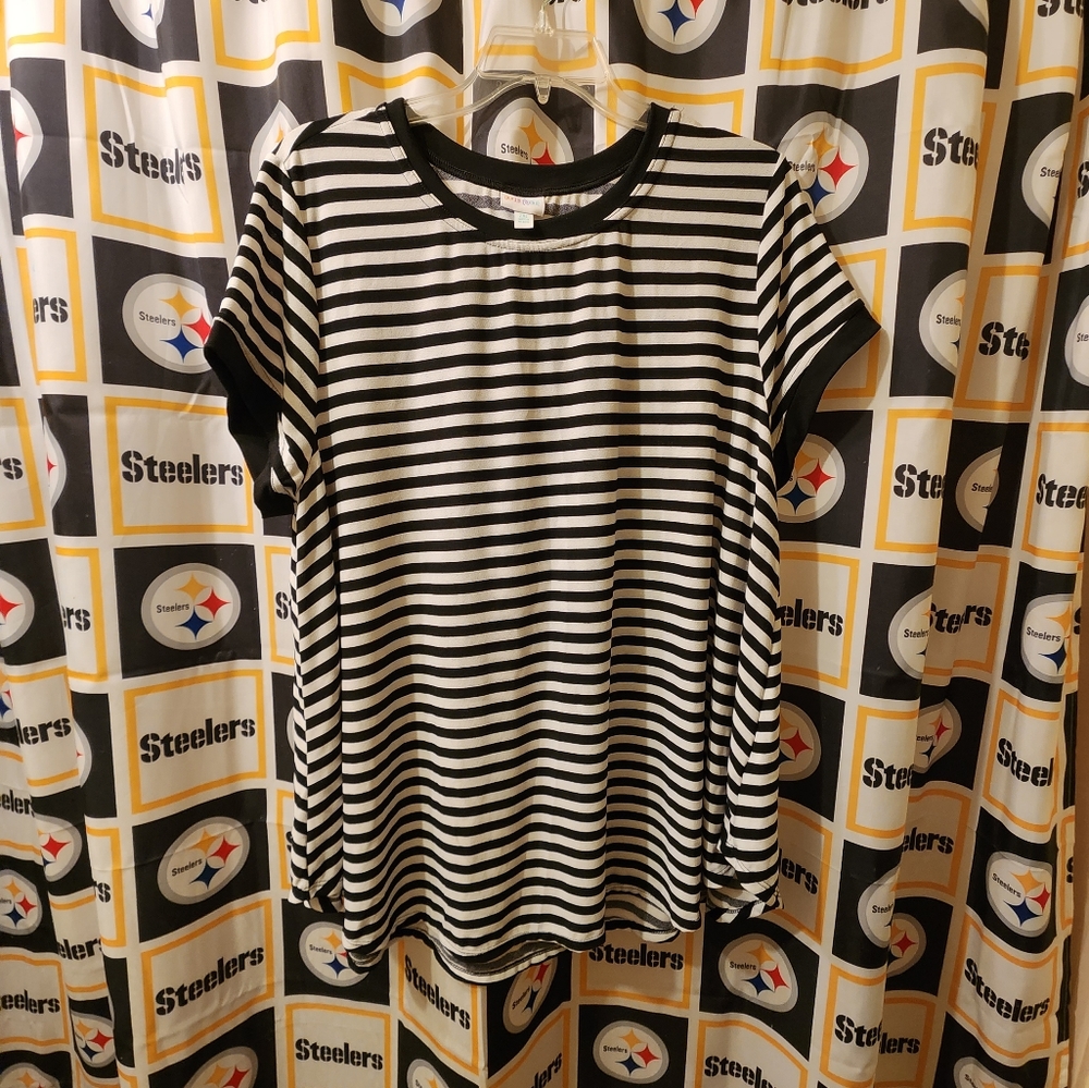 NWOT, 2xl Erika top from lularoe